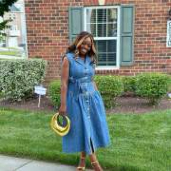 Sleeveless Denim Dress - Picture 4 of 11